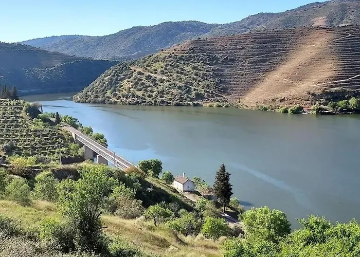 Charming House In Nova De Foz Coa With Private Entrance بيت للعطل